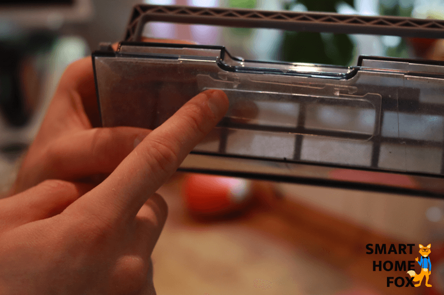 A small disadvantage of the dirt retention lid: During the review, we noticed that small amounts of dirt get stuck because of the lid so they won’t reach the dust container.